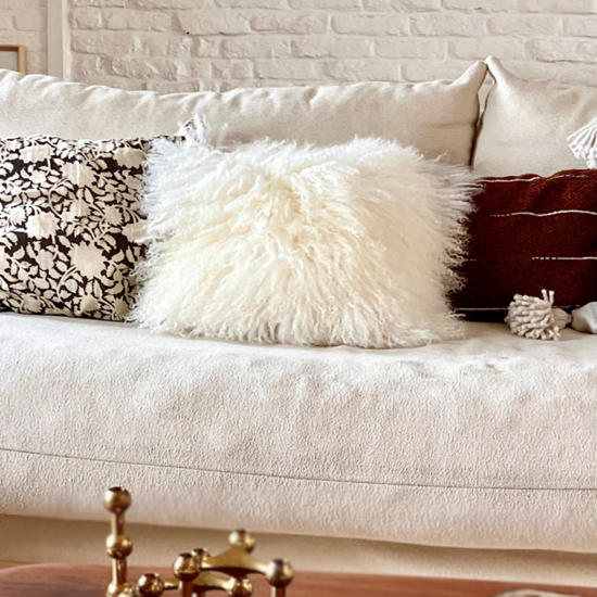 MAISON THURET Coussin en Peau d&#39;agneau du Tibet Naturelle Blanche